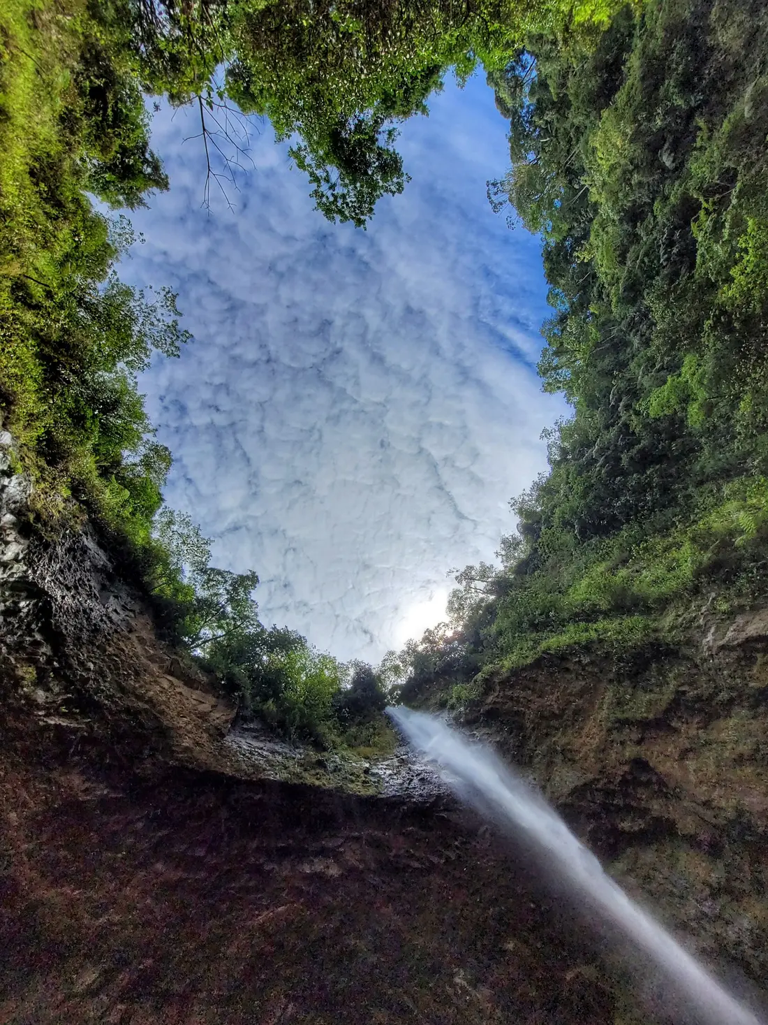 Catarata Kamakiri observada desde el fondo de su cañón natural