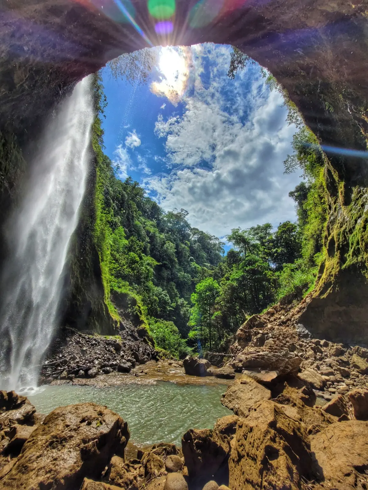 Catarata Kamakiri vista desde su poza y rodeada de bosque