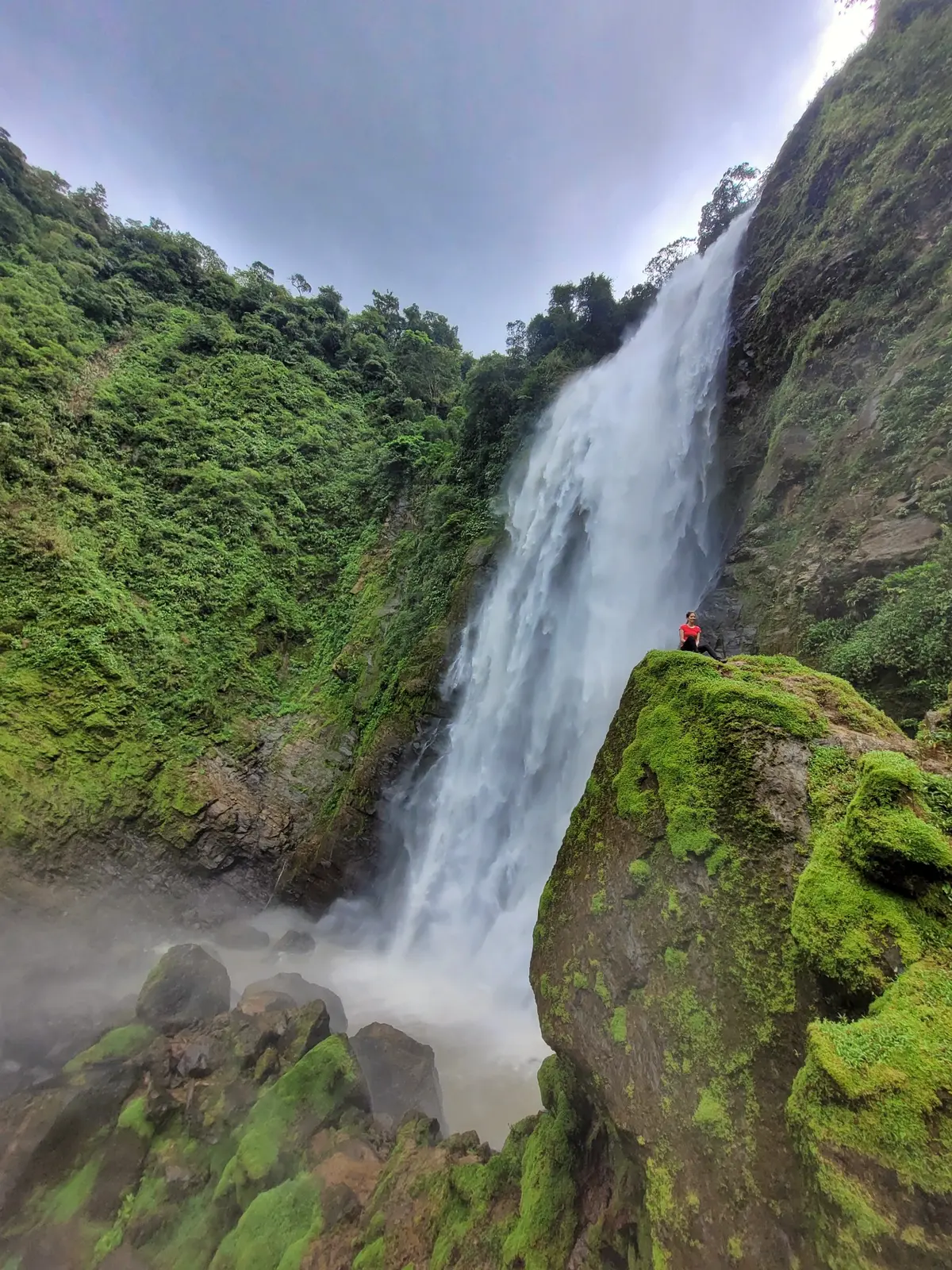 Visitante frente a la gran caída de agua de Catarata Metaponto