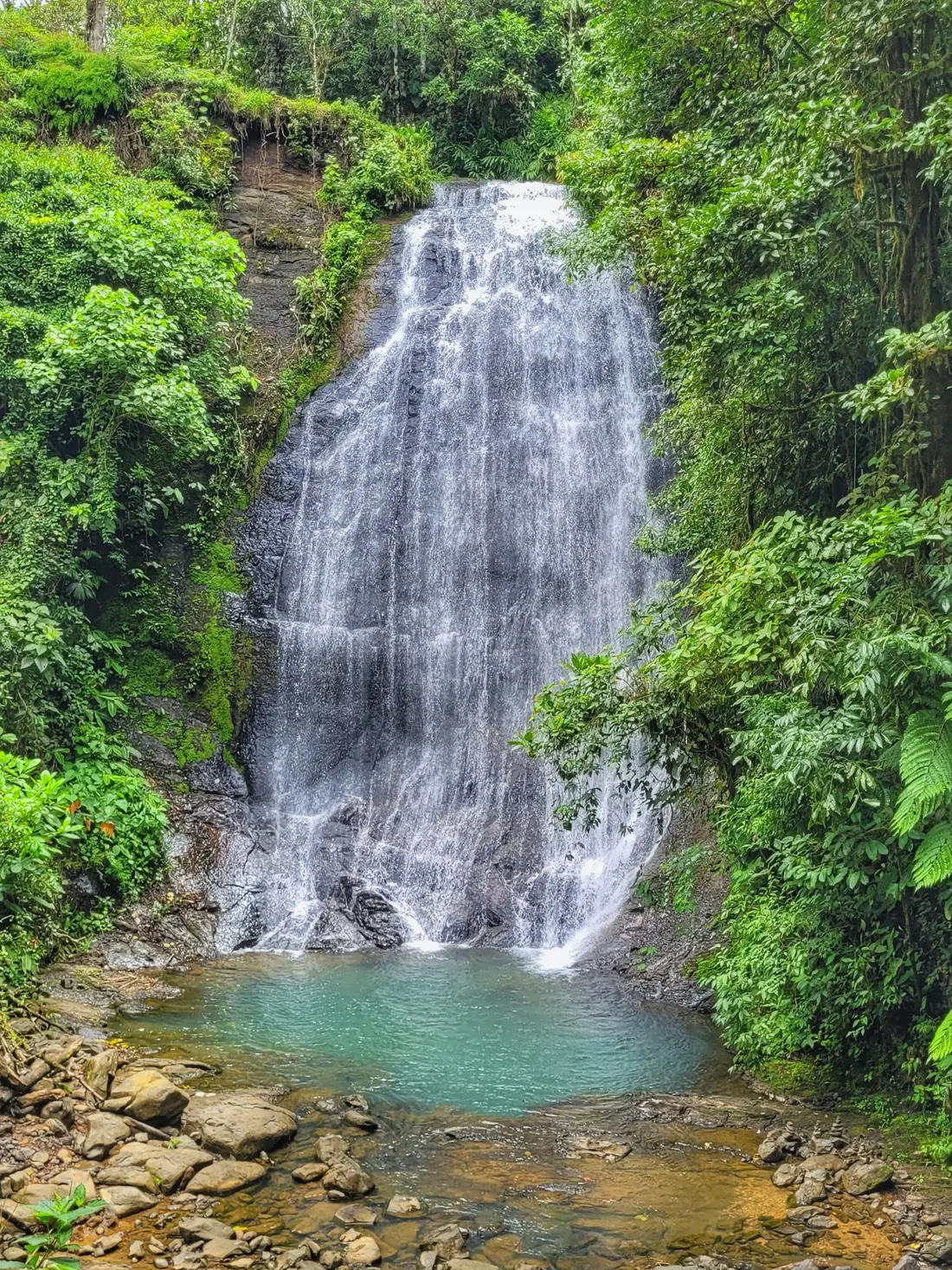 Segunda catarata complementaria y su poza de aguas claras durante el tour Metaponto