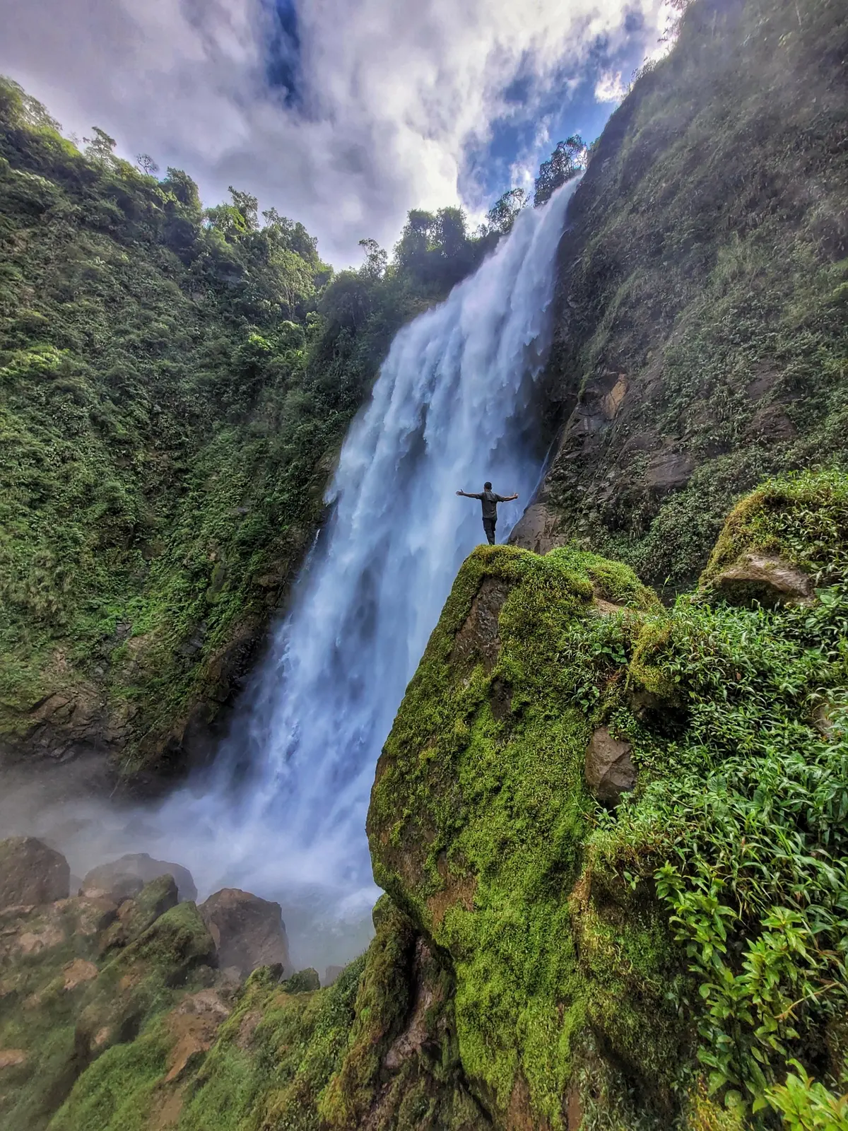 Catarata Metaponto y visitante frente a su gran caída de agua