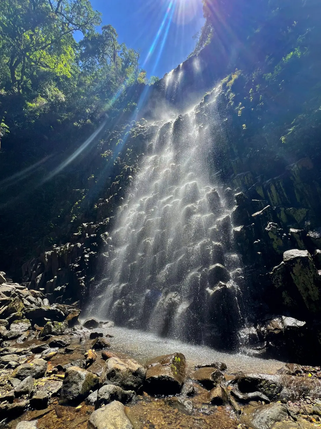 Rayos de sol atravesando la caída de agua del Salto del Ángel