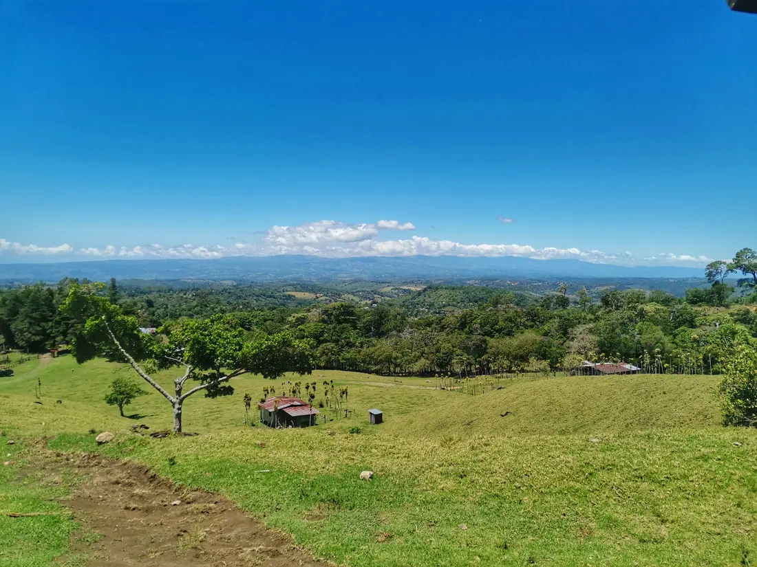 Paisaje rural y montañoso desde Finca Palo Hueco
